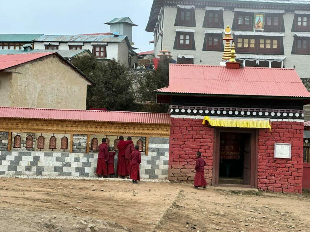 Praying monks at Tyangobche Monastery